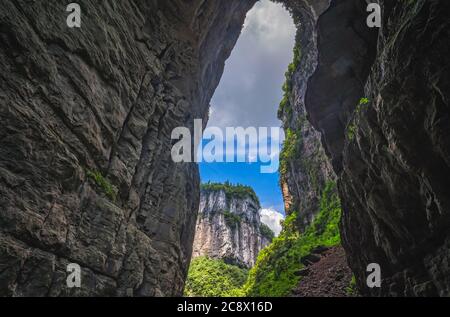 Natürliche Felsbogenspaltung und Karstlandschaft des Wulong National Park, China Stockfoto