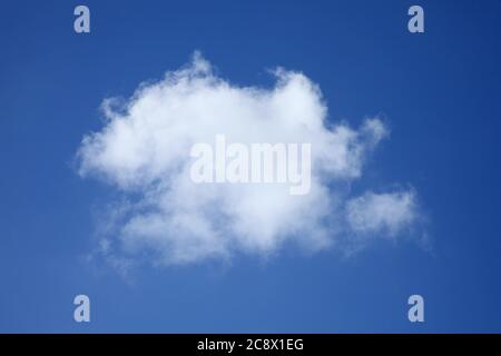 Hintergrund einer einzigen flauschigen Cumulus Wolke in einem blauen klaren Himmel, die verwendet werden könnte, um ein Rauch Pinsel Stock Foto zu machen Stockfoto