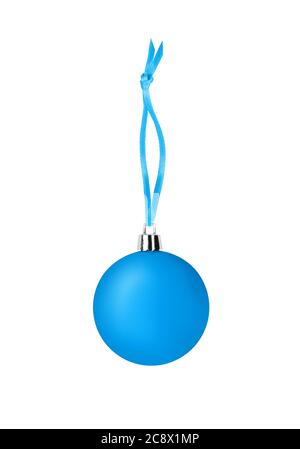 Hellblaue Glaskugel hängt auf Band auf weißem Hintergrund isoliert Nahaufnahme, Сhristmas Baumschmuck, glänzende runde Kugel, traditionelle Neujahr Stockfoto