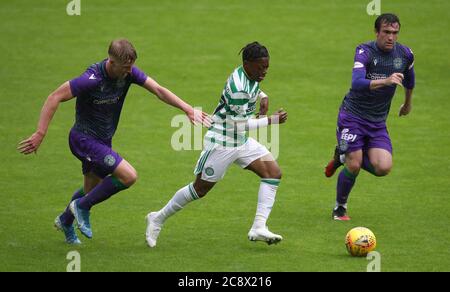 Celtic's Karamoko Dembele (Mitte) im Einsatz mit Hibernians Josh Doig (links) während des Vorsaison-Freundschaftsspiel in Celtic Park, Glasgow. Stockfoto