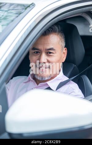 Alter und alter Mann im Autogeschäft Stockfoto
