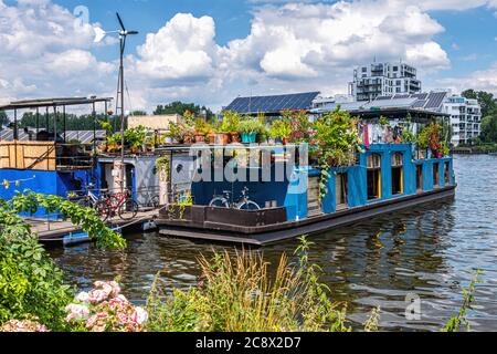 Hausboot mit Garten & Sonnenkollektoren für die Versorgung mit grüner Energie auf der Spree - Treptow Park, Berlin Stockfoto