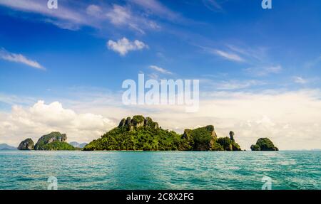 Landschaftlich schöner Blick auf Inseln und Krabi Küste in der Andamanensee in Thailand Stockfoto