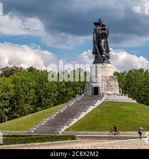 Bronze 12 Meter hohe Skulptur des sowjetischen Soldaten von Sowjet Bildhauer Jewgeni Vuchetich am sowjetischen Kriegsdenkmal in Treptow Park, Berlin, Deutschland Stockfoto