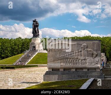 Bronze 12 Meter Skulptur des sowjetischen Soldaten von sowjetischen Bildhauer Jewgeni Vuchetich & Steinsarkophag am sowjetischen Kriegsdenkmal Im Treptow Park, Berlin Stockfoto