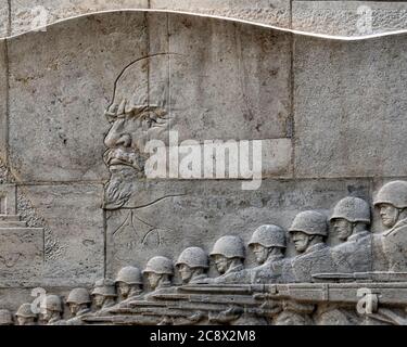 Sarkophag mit Reliefschnitzerei der Militärszene beim Sowjet Kriegsdenkmal im Treptow Park, Berlin, Deutschland Stockfoto