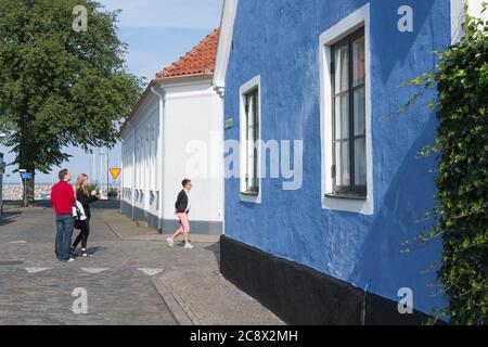 SIMRISHAMN, SCHWEDEN AM 03. SEPTEMBER 2011. Malerische Straßen und Gebäude. Nicht identifizierte Personen auf der Straße. Redaktionelle Verwendung. Stockfoto