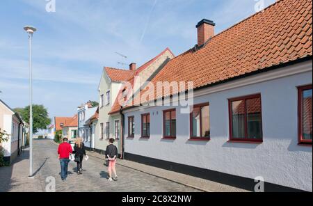 SIMRISHAMN, SCHWEDEN AM 03. SEPTEMBER 2011. Malerische Straßen und Gebäude. Nicht identifizierte Personen auf der Straße. Redaktionelle Verwendung. Stockfoto