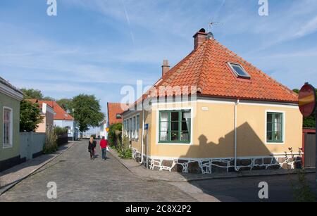 SIMRISHAMN, SCHWEDEN AM 03. SEPTEMBER 2011. Malerische Straßen und Gebäude. Nicht identifizierte Personen auf der Straße. Redaktionelle Verwendung. Stockfoto