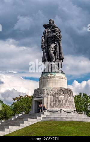 Bronze 12 Meter hohe Skulptur des sowjetischen Soldaten von Sowjet Bildhauer Jewgeni Vuchetich am sowjetischen Kriegsdenkmal in Treptow Park, Berlin, Deutschland Stockfoto