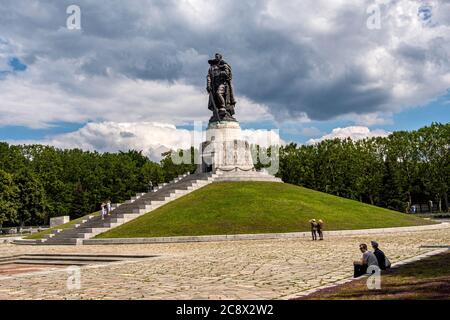 Bronze 12 Meter hohe Skulptur des sowjetischen Soldaten von Sowjet Bildhauer Jewgeni Vuchetich am sowjetischen Kriegsdenkmal in Treptow Park, Berlin, Deutschland Stockfoto