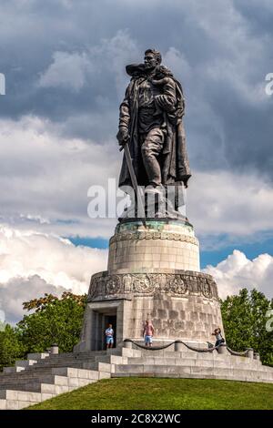 Bronze 12 Meter hohe Skulptur des sowjetischen Soldaten von Sowjet Bildhauer Jewgeni Vuchetich am sowjetischen Kriegsdenkmal in Treptow Park, Berlin, Deutschland Stockfoto