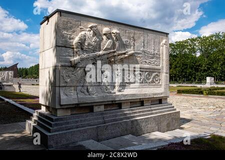 Sarkophag mit Reliefschnitzerei der Militärszene beim Sowjet Kriegsdenkmal im Treptow Park, Berlin, Deutschland Stockfoto