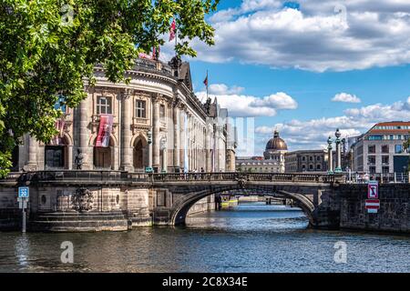 Blick auf das Bode Museum und die Monbijou Brücke auf der Museumsinsel in der Spree, Mitte, Berlin, Deutschland Stockfoto
