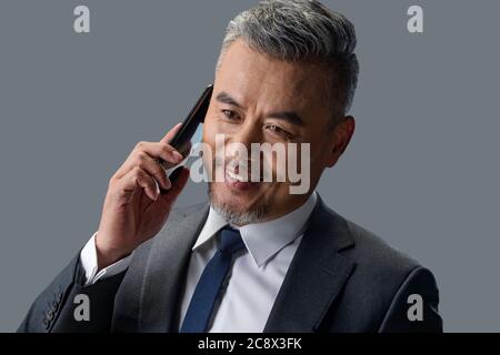Halten Sie ein Handy-Business-Männer Stockfoto