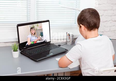 Junge hat eine Videostunde Konferenz Laptop mit einem Lehrer zu Hause Stockfoto