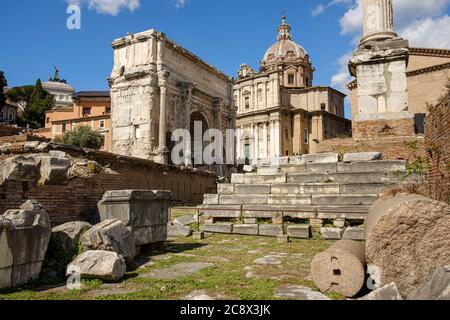 Severus Arch und Saturn Tempel, Forum Romanum, Rom, Italien Stockfoto