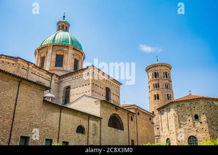 Kathedrale von Ravenna, Erzbischöfliches Museum und Baptisterium von Neon außen Stockfoto