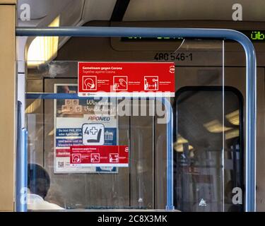 Roter Aufkleber mit Anweisungen auf der S-Bahn während der Coronavirus-Pandemie in Berlin. Tragen Sie Gesichtsmaske, waschen Sie die Hände, halten Sie einen Abstand. Stockfoto