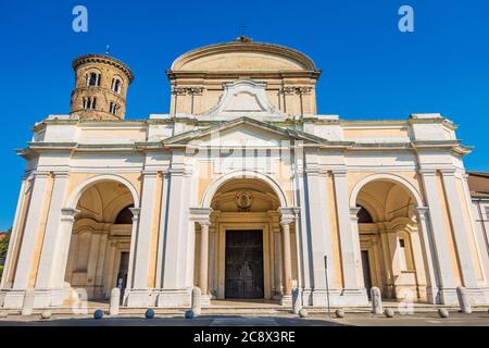 Kathedrale von Ravenna, erzbischöfliches Museum und Baptisterium von Neon außen Stockfoto