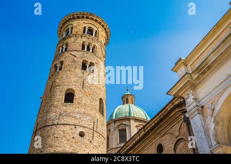 Kathedrale von Ravenna, erzbischöfliches Museum und Baptisterium von Neon außen Stockfoto