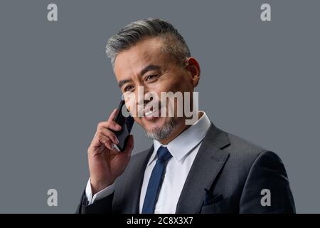 Halten Sie ein Handy-Business-Männer Stockfoto