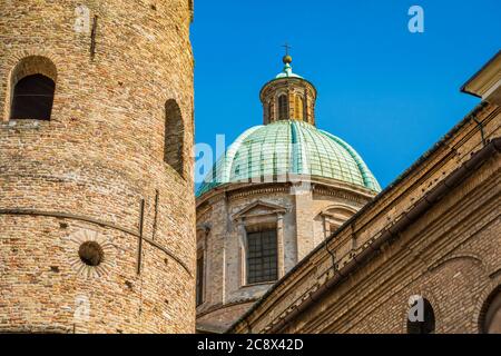 Kathedrale von Ravenna, erzbischöfliches Museum und Baptisterium von Neon außen Stockfoto