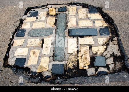 Martyrs Memorial in Broad Street, Oxford, ein historisches Steinkreuz in die Straße gesetzt. Stockfoto