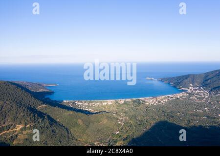 Luftaufnahme des Strandes von Psili Ammos, Insel Thassos, Griechenland. Stockfoto