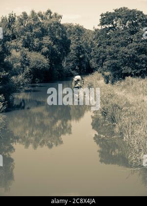 Schwarz-Weiß-Landschaft von Remote Kennet und Avon Canal, Kintbury, Hungerford, Berkshire, England, Großbritannien, GB. Stockfoto