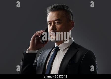 Halten Sie ein Handy-Business-Männer Stockfoto