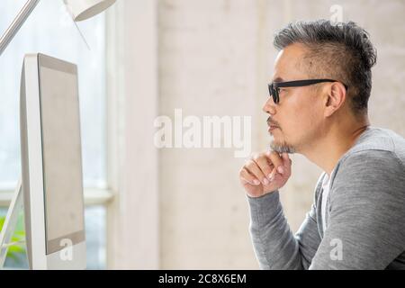 Männer mittleren Alters und alten Designer innen im Büro Stockfoto