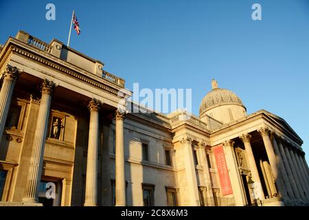 Die National Gallery in London, gegründet 1824, ist ein Museum, das eine reiche Sammlung von Gemälden aus verschiedenen Epochen und Schulen beherbergt. Stockfoto