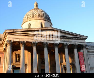 Die National Gallery in London, gegründet 1824, ist ein Museum, das eine reiche Sammlung von Gemälden aus verschiedenen Epochen und Schulen beherbergt. Stockfoto