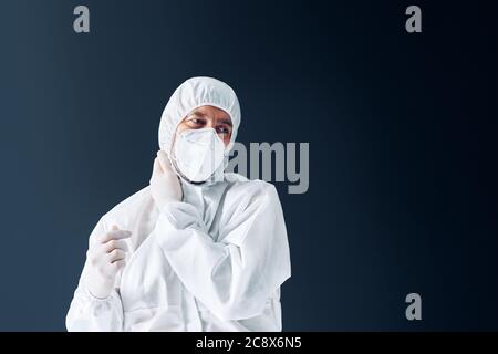 Müde Arzt in PSA Anzug nach harten Arbeitstag. Konzept der Depression. Stockfoto