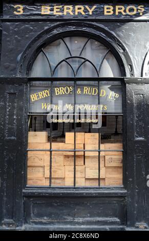 Ein historisches und charmantes Weingeschäft an der St James's Street im wunderschönen St James's Viertel. Stockfoto