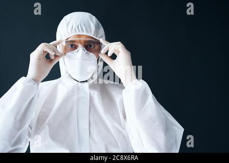 Arzt in PSA trägt Schutzbrille auf schwarzem Hintergrund. Gesundheitskonzept Stockfoto