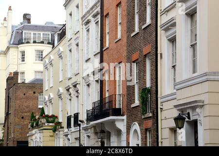 Das Luxusviertel von Mayfair zeichnet sich durch elegante georgianische Residenzen, exklusive Hotels und raffinierte Restaurants aus. Stockfoto