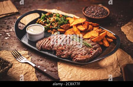 Gegrilltes Steak Rib Eye mit Pfeffersauce und goldgebratenen Kartoffeln Stockfoto