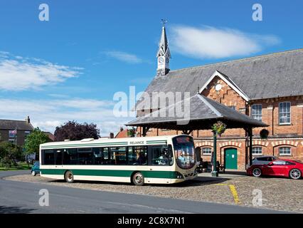 Bus auf dem Marktplatz, Easingwold, North Yorkshire, England Stockfoto