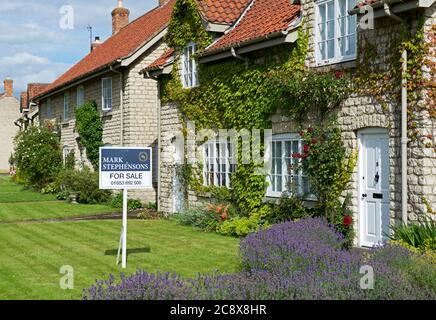 Haus zum Verkauf Zeichen im Dorf Hovingham, Ryedale, North Yorkshire, England UK Stockfoto