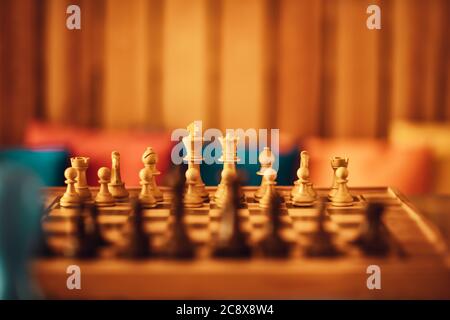 Schachspiel. Schachbrett mit Figuren. Weiches Warmes Licht. Intellektueller Sport. Stockfoto