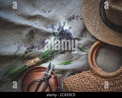 Ein Bouquet von getrocknetem Lavendel, gewebten Hut und Strandtasche, flach Lay View Stockfoto