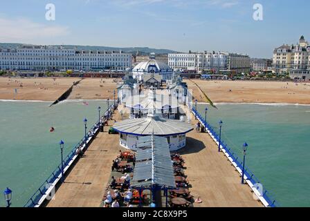 Eastbourne von vor der Camera Obscura am Ende des Piers gesehen, East Suusex, England, 2009 Stockfoto