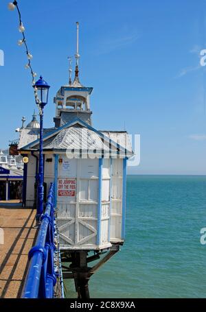 Hinweis auf der Seite des Piers, Eastbourne Pier, East Suusex, England mit der Bestellung "kein Sprung vom Pier" Stockfoto