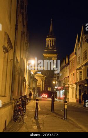 Nachtaufnahme mit Blick auf die Turl Street, Oxford in Richtung Lincoln College Turm. Stockfoto