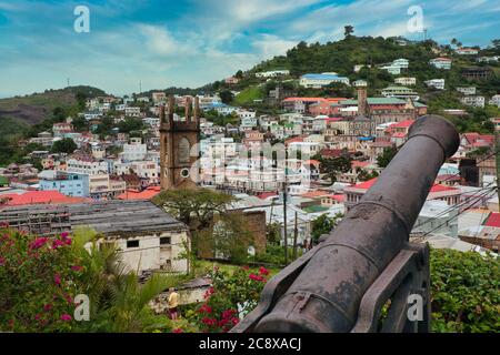 Blick auf St. George's von Fort St. George und Kanonen mit Häusern auf den Hügeln dahinter, Grenada Insel, die Karibik Stockfoto