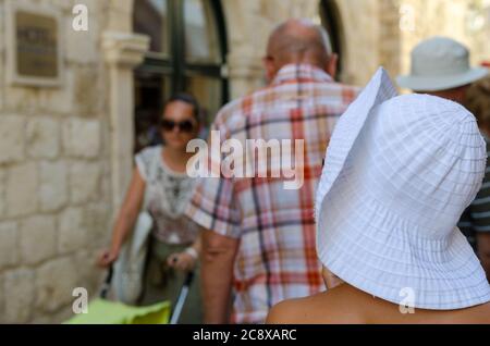 Touristen auf den Straßen der Altstadt Dubrovnik Stockfoto