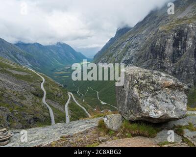 Blick von Aussichtsplattform auf Trollstigen oder Trolls Path, Trollstigveien berühmten Serpentinen Bergstraße Pass und grünes Tal auf nationale landschaftlich Stockfoto