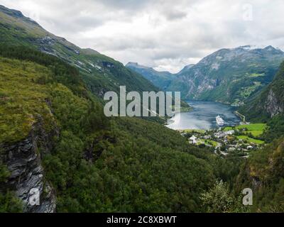 Luftaufnahme auf Geirangerfjord Fjord mit Geiranger Touristendorf und Kreuzfahrtschiff, UNESCO-Weltkulturerbe. Blick vom Aussichtspunkt Dalsnibba Skywalk Stockfoto